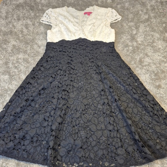 Betsey Johnson Dresses & Skirts - Betsey Johnson Black White Lace Fit Flare Dress Cap Sleeve V-Neck Size 6
